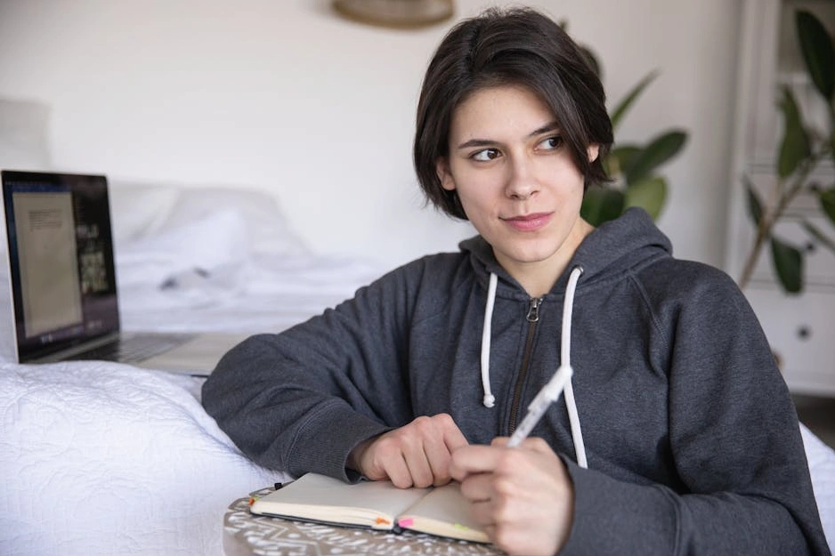 Not defterine notlar alan bir kişi